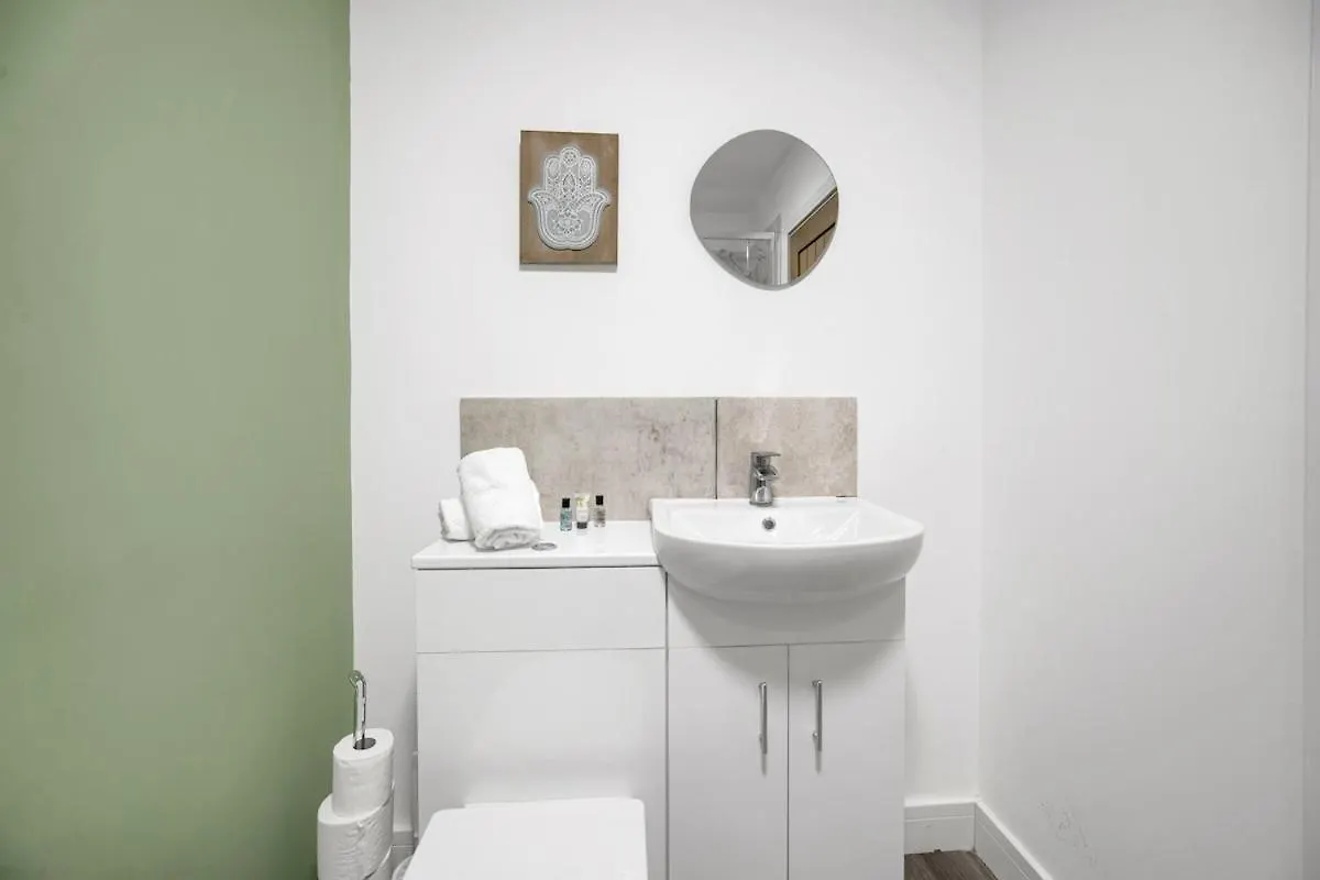 Spacious & Stylish - Free Parking - Fast Wifi Cardiff 0*,  United Kingdom
